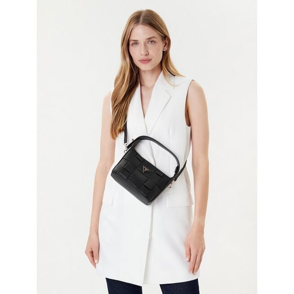 Torebka Guess. Czerwone shopper Guess, z aplikacjami, bez dodatków. Za 567.99 zł.