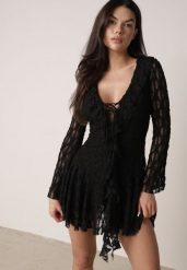 Czarna Koronkowa Sukienka z Falbankami i Wiązaniem przy Dekolcie Delanatea. Czarne sukienki Born2be, na co dzień, na lato, l, bez wzorów, z koronki, eleganckie, bez kołnierzyka, bez ramiączek, mini. Za 179.99 zł.