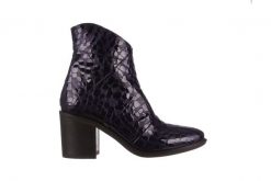 Botki Bayla 161 050 0021 3024 Navy Print 161166, Granat, Skóra naturalna lakierowana - 40. Niebieskie botki Bayla, bez wzorów, z lakierowanej skóry, bez obcasa, bez zapięcia. W wyprzedaży za 179.10 zł.