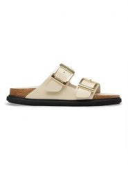 Birkenstock Skórzane klapki "Arizona" w kolorze kremowym rozmiar: 37. Brązowe klapki Birkenstock, bez wzorów, z otwartym noskiem, bez obcasa. Za 680.85 zł.