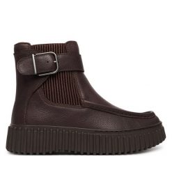 Botki Clarks. Brązowe botki Clarks, bez wzorów, bez obcasa, na płaskiej podeszwie, bez zapięcia. Za 569.99 zł.