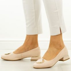 Różowe puder zamsz Polskie czółenka damskie Suzana 2520. Czerwone czółenka Suzana, z aplikacjami, z zamszu, bez obcasa, na obcasie, bez zapięcia. Za 249.00 zł.
