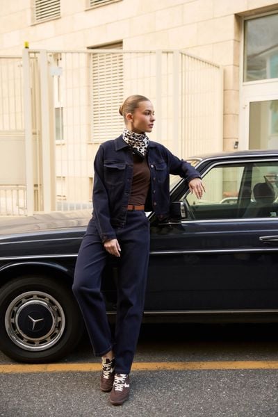 Jeansy z paskiem ciemnogranatowe. Jeansy MOODO, l, bez wzorów. Za 149.99 zł.