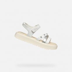 Sandały Geox Model J Sandal Kodette Gir Kolor Biały. Białe sandały Geox, bez wzorów, z syntetyku, bez obcasa, bez zapięcia. Za 255.70 zł.