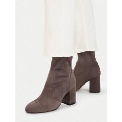 Botki Nine West. Szare botki Nine West, bez wzorów, bez obcasa, na słupku, bez zapięcia. Za 279.99 zł.