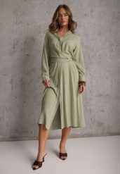 Zielona Koszulowa Sukienka z Wiskozy z Asymetrycznym Drapowaniem i Guzikiem Hetasa. Zielone sukienki Renee, na co dzień, l, bez wzorów, z wiskozy, eleganckie, z asymetrycznym kołnierzem, bez ramiączek, asymetryczne. Za 119.99 zł.