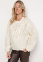 Beżowy Sweter o Prostym Kroju z Ozdobną Aplikacją w Kształcie Kwiatów z Perełkami Heditana. Brązowe swetry Born2be, uniwersalny, z aplikacjami, z jeansu, bez ramiączek. Za 159.99 zł.