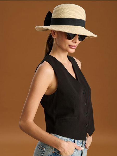 Pleciony kapelusz z kokardą - kremowy. Białe kapelusze Sinsay, bez wzorów. Za 25.99 zł.