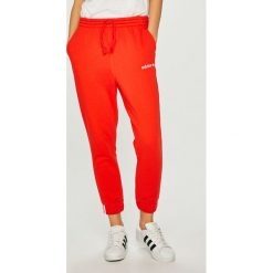 Adidas Originals - Spodnie. Czerwone spodnie materiałowe Adidas Originals, na co dzień, bez wzorów, z bawełny. W wyprzedaży za 249.90 zł.