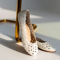 Białe ażurowe baleriny damskie Evento 4870. Białe baleriny eVento, z aplikacjami, z jeansu, bez obcasa, na płaskiej podeszwie. Za 99.00 zł.