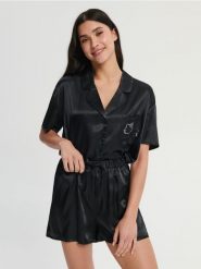 Piżama satynowa Hello Kitty - czarny. Czarne piżamy Sinsay, bez wzorów, z satyny, bez ramiączek. Za 59.99 zł.