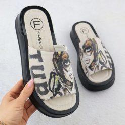 Skórzane klapki damskie z nadrukiem beżowe Filippo DK6158. Brązowe klapki Filippo, bez wzorów, ze skóry, bez obcasa. Za 131.99 zł.
