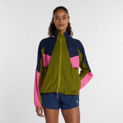 Kurtka damska New Balance WJ61J326AAN – zielona. Zielone kurtki sportowe New Balance, s, bez wzorów, z materiału, bez kaptura. Za 599.99 zł.