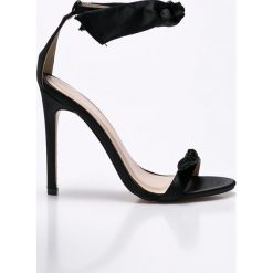 Public Desire - Sandały. Czarne sandały Public Desire, bez wzorów, z materiału, bez obcasa, na obcasie, bez zapięcia. W wyprzedaży za 69.90 zł.