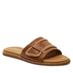 Klapki Clarks. Brązowe klapki Clarks, bez wzorów, bez obcasa. Za 249.99 zł.