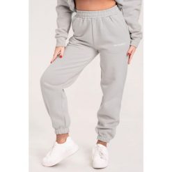 Spodnie fitness damskie Gym Glamour dresowe. Szare spodnie dresowe GYM GLAMOUR, l, bez wzorów, z dresówki, na fitness i siłownię. Za 189.99 zł.