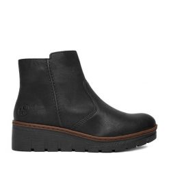 Botki Rieker. Czarne botki Rieker, bez wzorów, bez obcasa, na koturnie, bez zapięcia. Za 329.99 zł.
