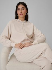 4F Bluza dresowa regular z modalem damska - beżowa XXL. Brązowe bluzy 4f, xxl, bez wzorów, z dresówki, z kapturem. Za 199.99 zł.