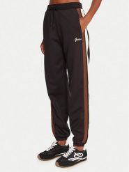 Guess Spodnie dresowe V5BB02 KCX22 Czarny Regular Fit. Czarne spodnie dresowe Guess, l, z aplikacjami, z dresówki. Za 399.99 zł.