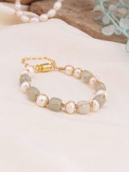 Pierres de Jade Pozłacana bransoletka z perłami i amazonitami rozmiar: onesize. Białe bransoletki Pierres de Jade, z perłą, pozłacane. Za 43.99 zł.