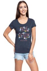 MUSTANG T SHIRT DAMSKI Alexia C Print 1009728 4085. T-shirty Mustang, s, bez wzorów, bez kołnierzyka, bez ramiączek. W wyprzedaży za 39.99 zł.