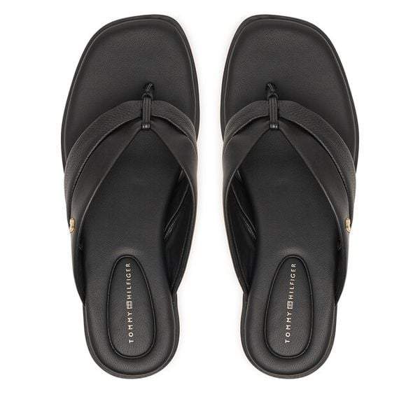 Japonki Tommy Hilfiger. Czarne klapki TOMMY HILFIGER, bez wzorów, bez obcasa. Za 359.99 zł.