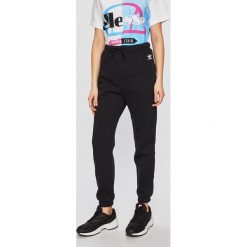 Adidas Originals - Spodnie. Czarne spodnie materiałowe Adidas Originals, na co dzień, bez wzorów, z bawełny. W wyprzedaży za 179.90 zł.