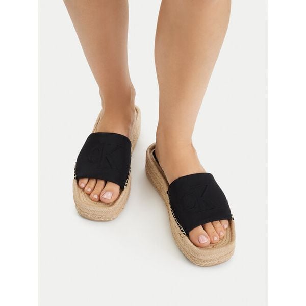 Klapki Calvin Klein. Czarne klapki Calvin Klein, bez wzorów, bez obcasa. Za 224.99 zł.