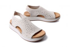 RIEKER REMONTE D1J55-60 beige, sandały damskie. Brązowe sandały Rieker Remonte, bez wzorów, bez obcasa, na koturnie, bez zapięcia. Za 349.90 zł.