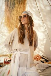 Lniana koszula ciemnobeżowa. Brązowe koszule MOODO, xs, bez wzorów, ze lnu, bez kołnierzyka, bez ramiączek. W wyprzedaży za 55.99 zł.