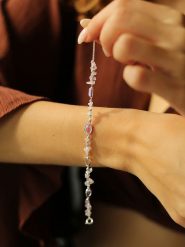 Pierres delicates Bransoletka z kamieniami szlachetnymi i perłami rozmiar: onesize. Różowe bransoletki Pierres delicates, z ametystem, z mosiądzu. Za 65.99 zł.