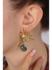 Pierres delicates Pozłacane kolczyki-wkrętki z labradorytami rozmiar: onesize. Szare kolczyki Pierres delicates, z labradorytem, pozłacane, z zapięciem typu bigiel. Za 83.03 zł.