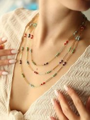 Pierres de Jade Pozłacany naszyjnik z elementami ozdobnymi - dł. 50 cm rozmiar: onesize. Żółte naszyjniki Pierres de Jade, z kryształem, pozłacane. Za 93.07 zł.