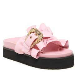 Klapki Versace Jeans Couture. Czerwone klapki Versace Jeans Couture, bez wzorów, z jeansu, bez obcasa. Za 559.99 zł.