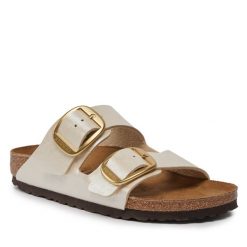 Klapki Birkenstock. Białe klapki Birkenstock, bez wzorów, bez obcasa. Za 539.99 zł.