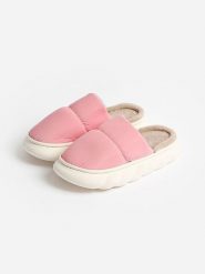 Admas Kapcie w kolorze jasnoróżowym rozmiar: 40/41. Różowe obuwie domowe Admas, bez wzorów, z materiału, bez zapięcia. Za 91.95 zł.