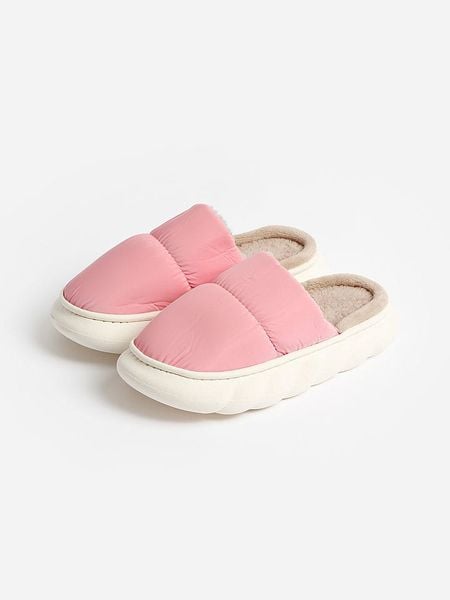 Admas Kapcie w kolorze jasnoróżowym rozmiar: 40/41. Różowe obuwie domowe Admas, bez wzorów, z materiału, bez zapięcia. Za 87.81 zł.