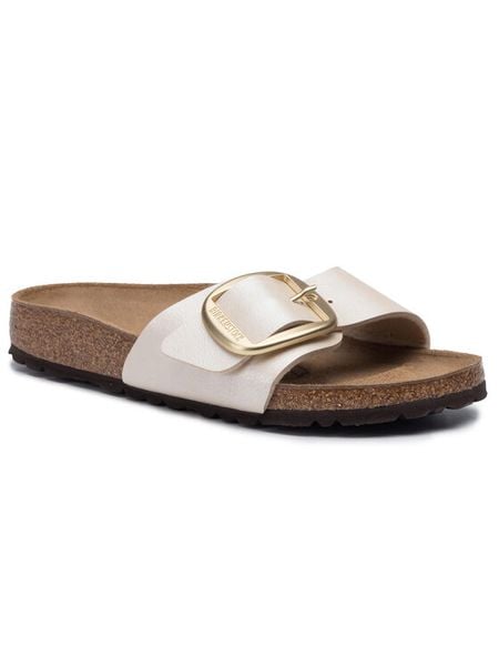 Birkenstock Klapki Madrid Big Buckle 1015279 Beżowy. Brązowe klapki Birkenstock, bez wzorów, ze skóry, bez obcasa. Za 499.99 zł.