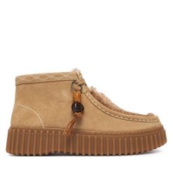 Trzewiki Clarks. Brązowe botki Clarks, bez wzorów, bez obcasa, na płaskiej podeszwie, bez zapięcia. Za 519.99 zł.