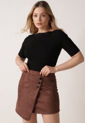 Czarny Wiskozowy T-shirt o Dopasowanym Kroju z Dekoltem w Łódkę Idahphaeia. Czarne t-shirty Born2be, m, z aplikacjami, z jeansu, bez kołnierzyka, bez ramiączek. Za 59.99 zł.