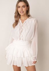 Biała Rozkloszowana Sukienka z Bawełną Falbanami Wiązaniem z Tyłu i Koronką Pelopei. Białe sukienki Born2be, na co dzień, m, bez wzorów, z bawełny, eleganckie, bez kołnierzyka, bez ramiączek, mini, dopasowane. Za 189.99 zł.