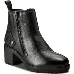 Botki WRANGLER - Sierra Zip Leather WL172513 Black 62. Czarne botki Wrangler, bez wzorów, z materiału, bez obcasa, na obcasie, bez zapięcia. W wyprzedaży za 289.00 zł.
