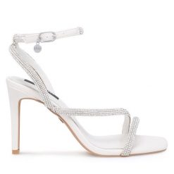 Sandały Nine West. Białe sandały Nine West, bez wzorów, bez obcasa, na szpilce, bez zapięcia. Za 259.99 zł.
