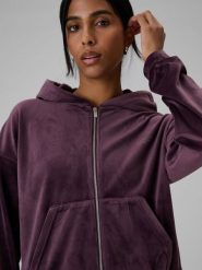 4F Bluza welurowa regular z kapturem damska - fioletowa M. Fioletowe bluzy 4f, m, bez wzorów, z weluru, z kapturem. Za 169.99 zł.