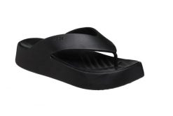 Sandały CROCS GETAWAY PLATFORM FLIP Czarny. Czarne sandały Crocs, bez wzorów, z gumy, bez obcasa, bez zapięcia. Za 199.99 zł.