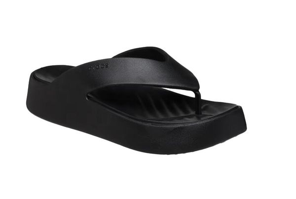 Sandały CROCS GETAWAY PLATFORM FLIP Czarny. Czarne sandały Crocs, bez wzorów, z gumy, bez obcasa, bez zapięcia. Za 199.99 zł.