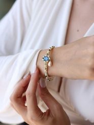 Pierres delicates Pozłacana bransoletka z perłą i amazonitem rozmiar: onesize. Niebieskie bransoletki Pierres delicates, z perłą, pozłacane. Za 95.69 zł.