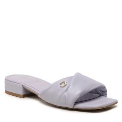 Klapki Guess. Brązowe klapki Guess, z aplikacjami, bez obcasa. Za 369.99 zł.