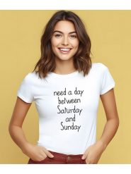 WOOOP Koszulka "Need a day between saturday and sunday" w kolorze białym rozmiar: XXL. Białe bluzki Wooop, xxl, bez wzorów, z bawełny, bez kołnierzyka, bez ramiączek. Za 56.99 zł.