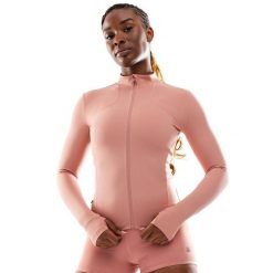 Damska ultralekka kurtka treningowa Fitness Siroko Pelican. Brązowe kurtki sportowe SIROKO, na zimę, bez wzorów, z materiału, bez kaptura, do biegania. W wyprzedaży za 84.00 zł.